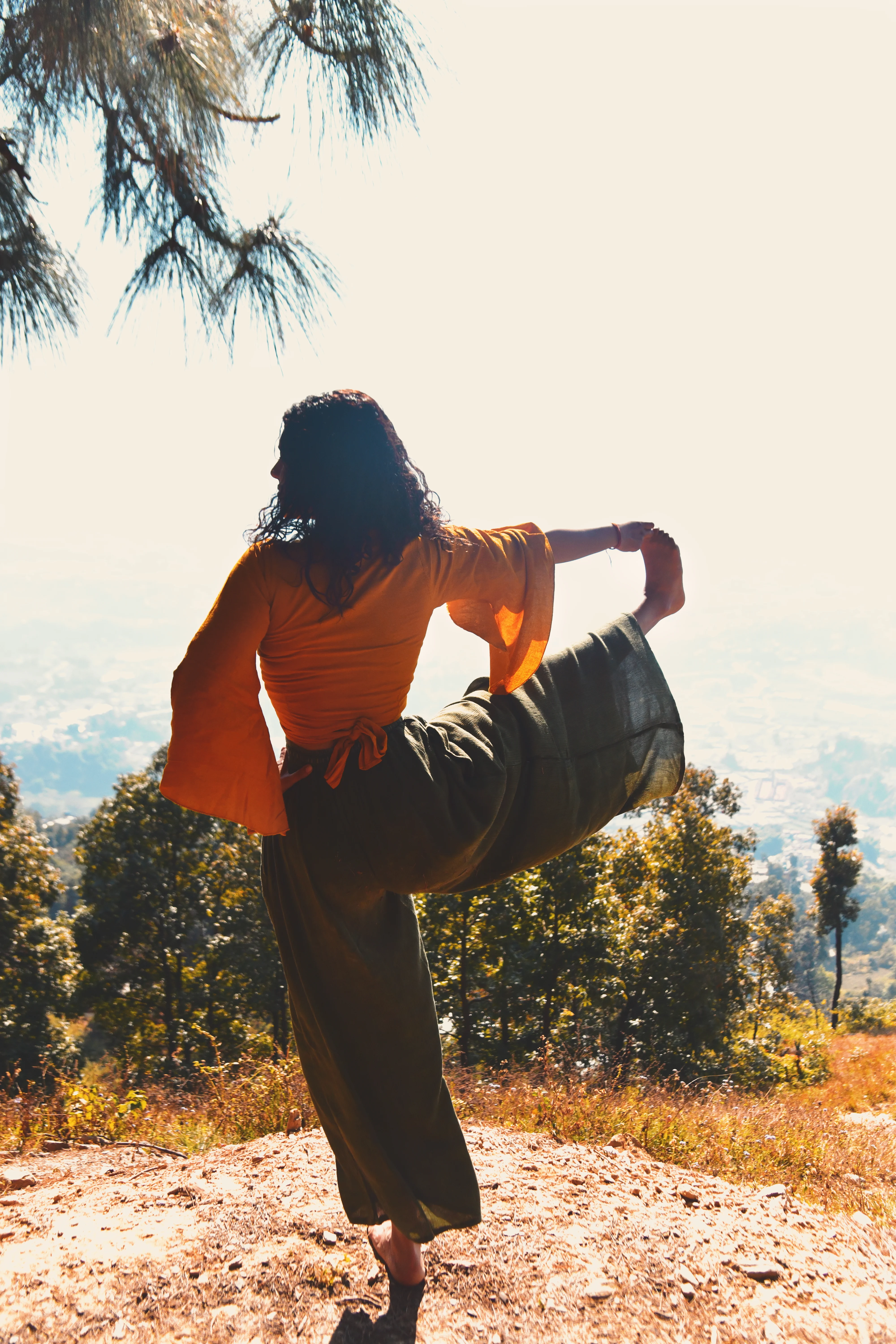 Rebecca Mardi pratiquant une posture de yoga précise, centrée sur l’alignement, en extérieur.